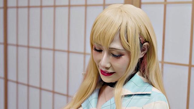 Сяо Йе Йе в костюме: только примерила - уже шпилят пальцами