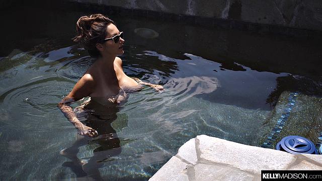 застал зрелую в платье жены и тут же отымел в спальне