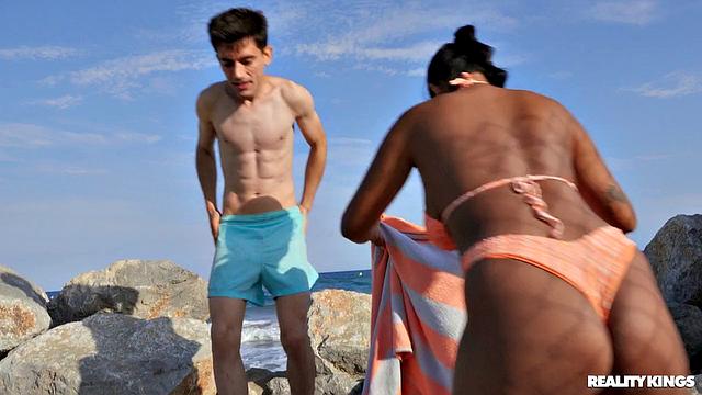 Эми Амор сосёт на пляже и трахает Жорди в волнах, сквиртит на песке и даёт ему между сисек под шум прибоя.