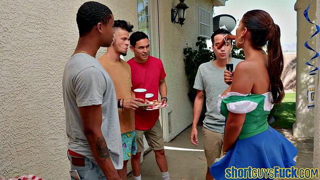Mature ebony slut gets banged by short kings