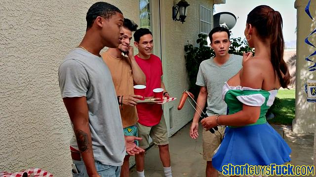 Mature ebony slut gets banged by short kings