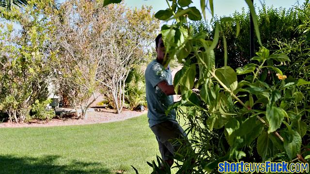 Mature ebony slut gets banged by short kings
