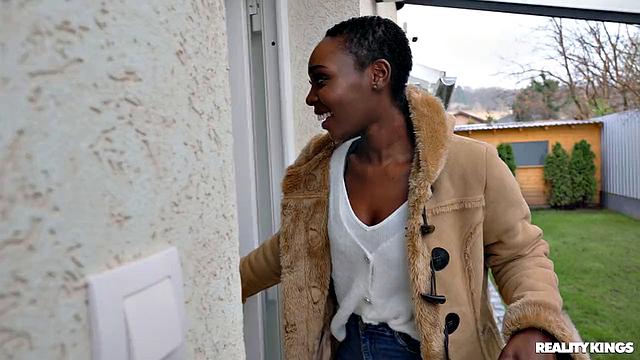 Заваади мастурбирует перед жарким сексом с большим членом Винса Картерa в душе и на кровати, любит когда кончают в киску.