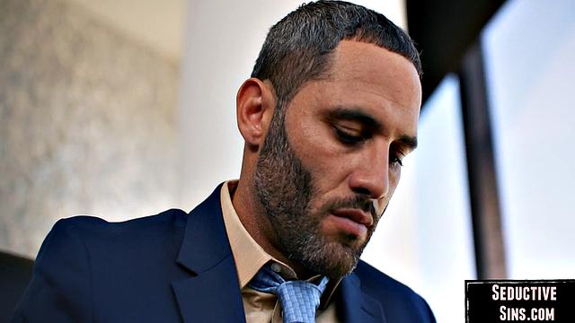 Сначала отсосала, потом оседлала своего жеребца и выпросила анал с юмором на десерт.