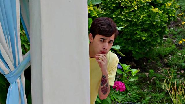 Пышная мачеха в очках и с тату катается на члене пасынка у бассейна