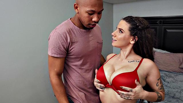 Татуированная красотка намазала сиськи, а потом получила по полной на кровати