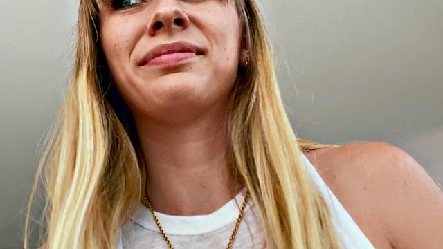 тренер жестко трахает брюнетку на диване