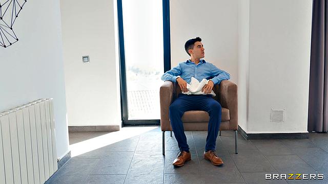 стройная жена с тату страстно играет с мужем в постели