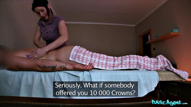 Миранда делает массаж совсем без рук-деньги на столе, киска в деле