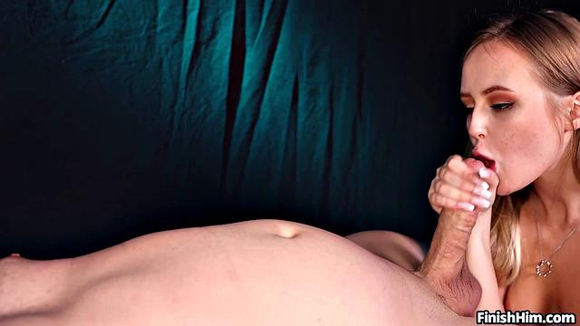 Минет от опытной красотки в pov, когда хочется дрочить на камеру.