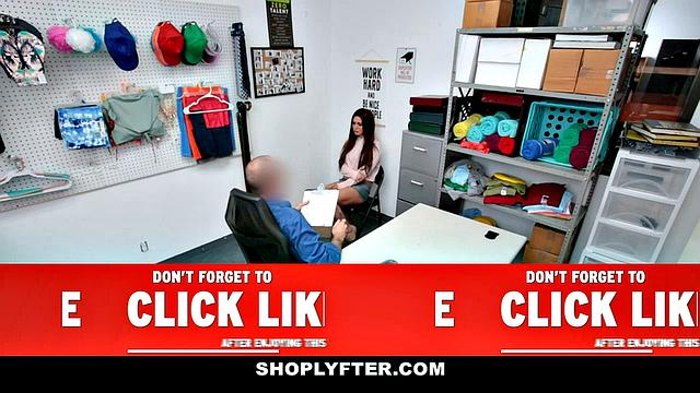 брюнетка попала под жесткий полицейский групповой трах