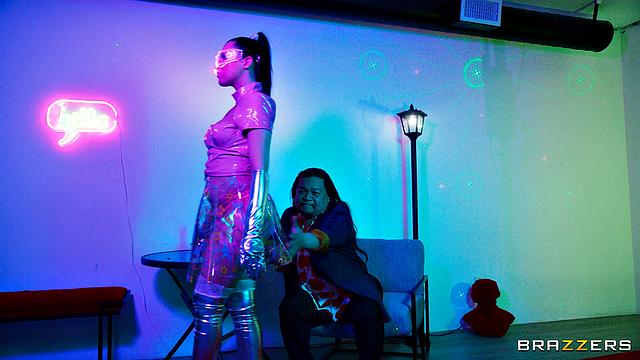 Две инопланетные красотки Aubree Valentine и Jewelz Blu трахаются с Xander Corvus ради спермы на заправку корабля.