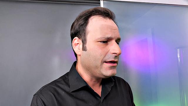 Куколд дрочит, пока Лив Ревампед получает глубокий анал и кремпай