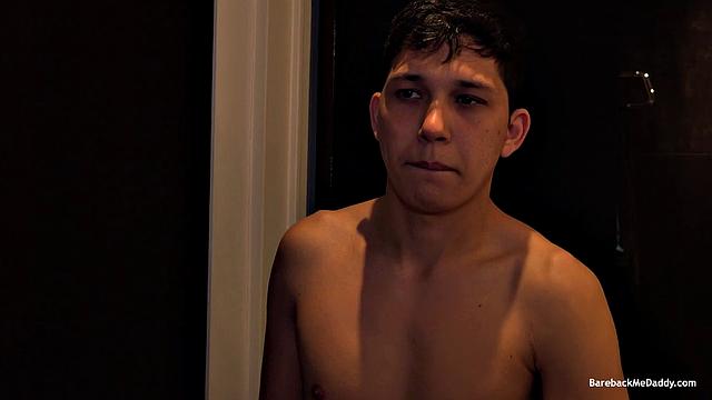 Трое парней трахаются без резины и щедро кончают друг на друга в гей тройничке.