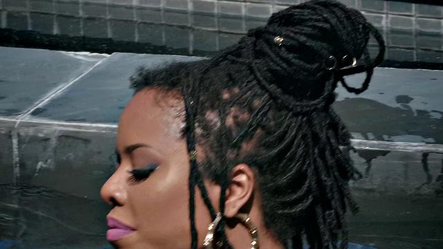 кира нуар вышла на солнышко и устроила пикник с пальчиками прямо в купальнике