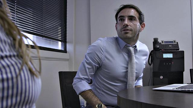 она делает минет начальнику в офисе