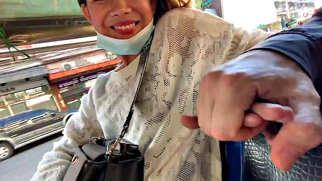 извращённый турист трахается с блондинистой тайской милфой под открытым небом