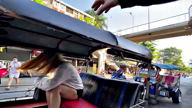 извращённый турист трахается с блондинистой тайской милфой под открытым небом