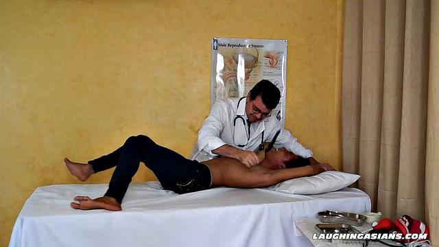 Парни устраивают гей-терапию щекоткой - доктор явно с юмором подходит к работе, а пациент не против поворчать от удовольствия.