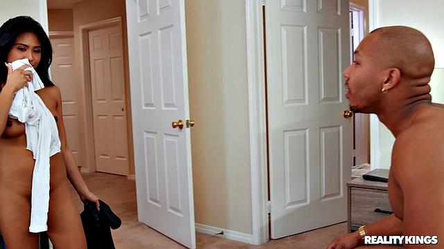 Эмбер Сноу дрочит в мокрой кофте, а потом трахается с Рики Джонсоном после ссоры с парнем