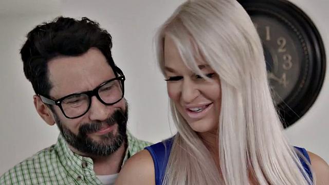 совсем не скромная milf разогревается куннилингусом перед шоу с двумя членами