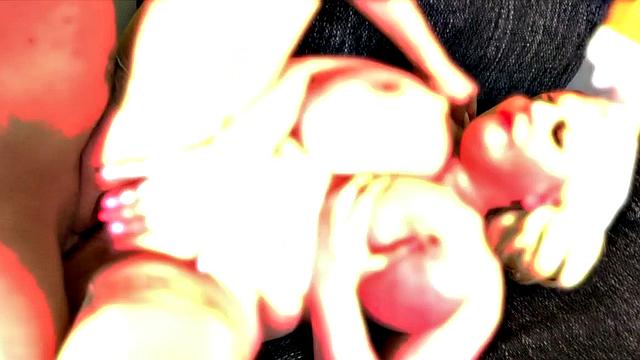 блондинка-амазонка в латексе даёт в попу на диване и трахает сиськами