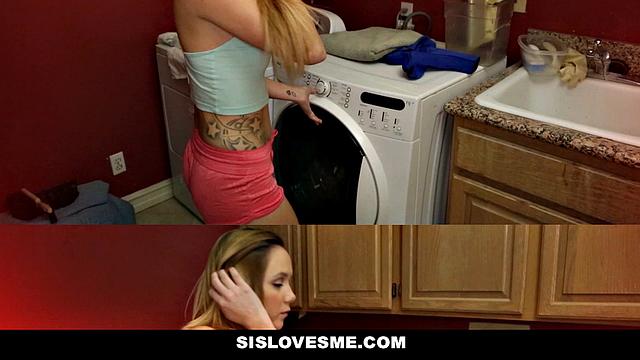 обиженная блондинка возвращается и мстит с отчимом в постели