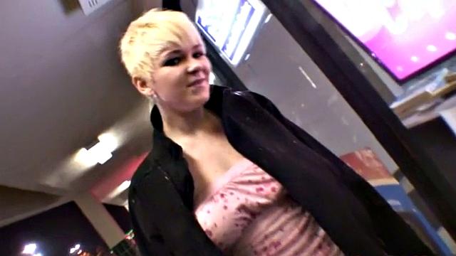 пышногрудая блондинка жадно сосёт член и получает жёстко в догги