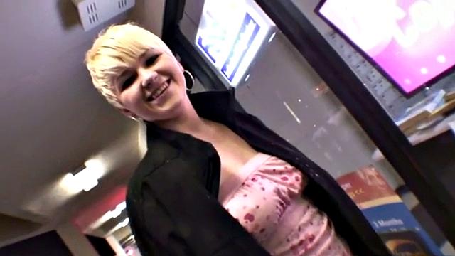 пышногрудая блондинка жадно сосёт член и получает жёстко в догги