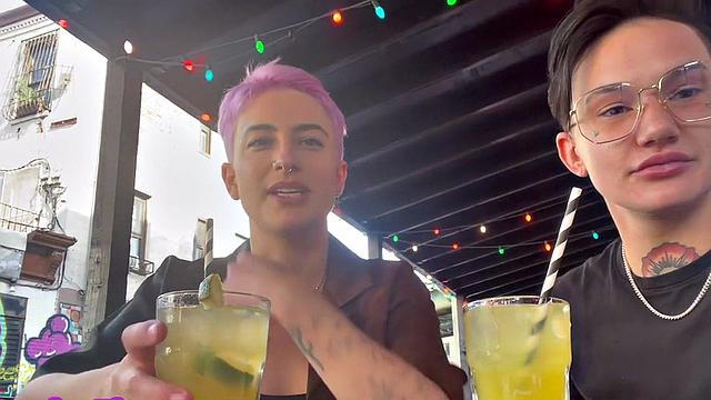 смотри, как она вылизывает и трахает пальцами волосатую киску подруги