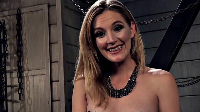 Лесбийская рабыня получает жёсткий фистинг и плётки от грудистых госпож