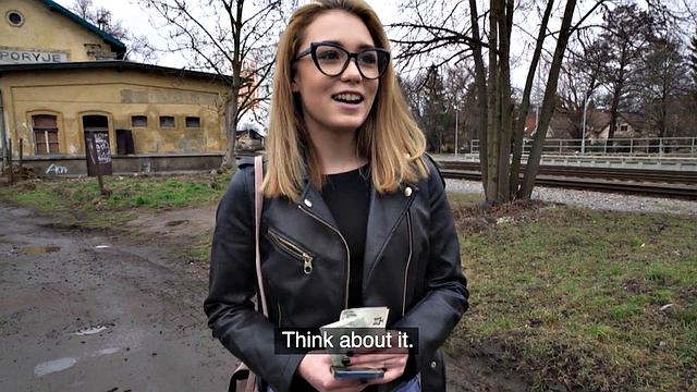 Чешская блондинка весело срубает кэш на кастинге за хорошую еблю