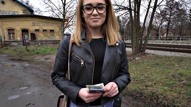 Czech amateur babe fucked for cash by sex agent on casting