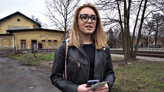 Czech amateur babe fucked for cash by sex agent on casting