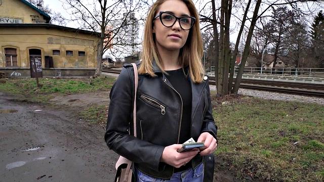 Czech amateur babe fucked for cash by sex agent on casting