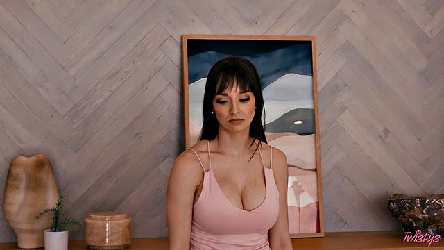 мачеха ставит на место дерзкую красотку и доводит до оргазма