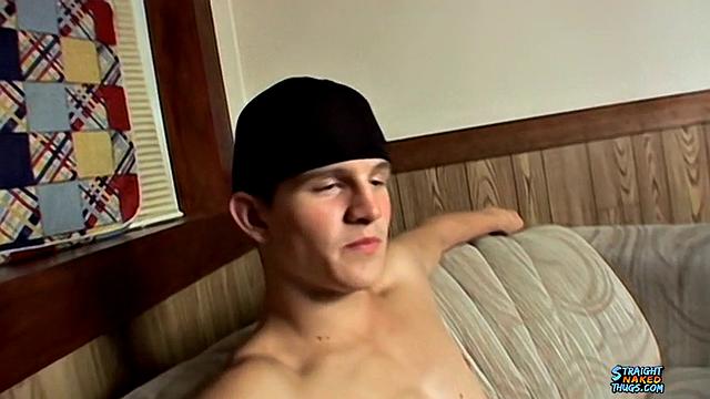 Лекс дрочит свой твёрдый член и кончает на камеру