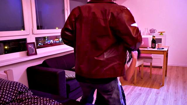 жаркая милфа не сдерживается и трахается по полной