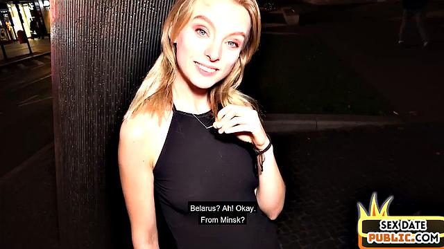 Смотри, как зрелая красотка получает мощный трах в общественном месте.