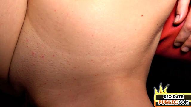 Смотри, как зрелая красотка получает мощный трах в общественном месте.