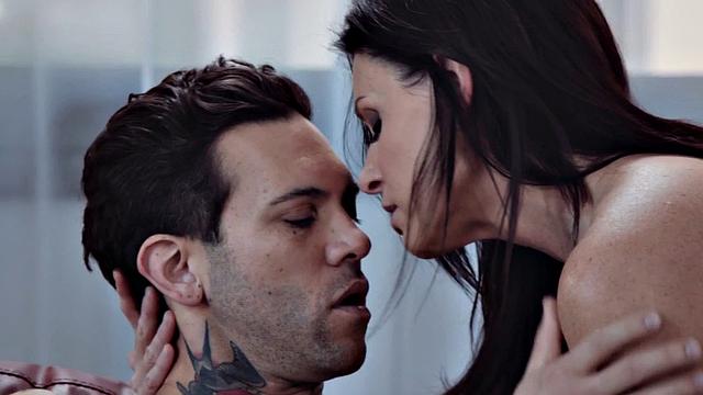 Pornstar mature in high heels gets fucked on couch