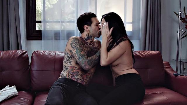 Pornstar mature in high heels gets fucked on couch