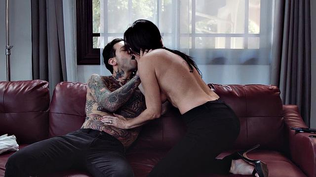 смотри, как зрелая порнозвезда на каблуках трахается на диване