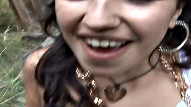 Публичная киска забила на фастфуд и сожрала белый хрен на природе