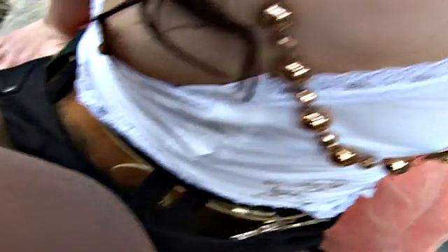 Публичная киска забила на фастфуд и сожрала белый хрен на природе