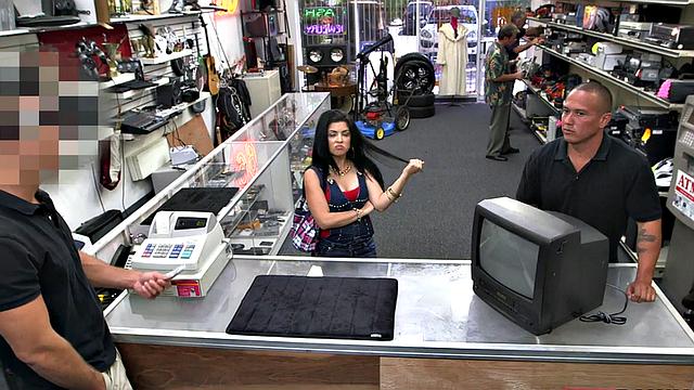 Pawnshop Latina sucking before getting over desk