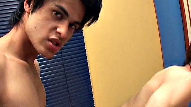 Альфредо разносит Саула по-гейски, жестко и без резины, страстно вылизывает и трахается по полной.