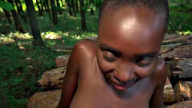 смотри, как гладкая эбони зарабатывает, отсасывая большой член на улице