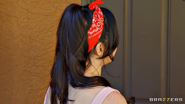 Горячая домработница устраивает жаркую лесби-встречу с зрелой Милфой на кухне