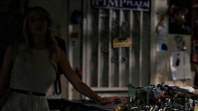 блондинка шпионит за парочкой и внезапно влезает в тройничок